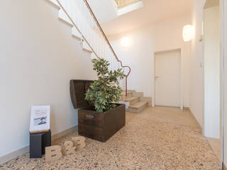 HOME STAGING di un IMMOBILE PROPOSTO COME B&B, Mirna Casadei Home Staging Mirna Casadei Home Staging Modern corridor, hallway & stairs