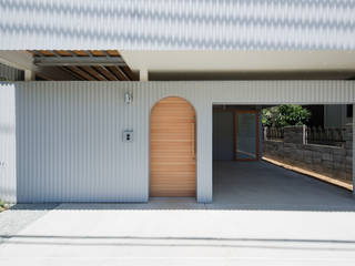Here, There, Over there,, FUMIASO ARCHITECT & ASSOCIATES／ 阿曽芙実建築設計事務所 FUMIASO ARCHITECT & ASSOCIATES／ 阿曽芙実建築設計事務所 Eclectische garage