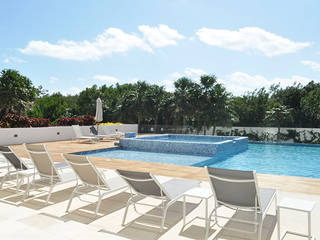 BREZZA TOWERS CANCUN, SINDO OUTDOOR SINDO OUTDOOR Minimalist pool Aluminium/Zinc