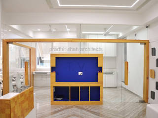 50 Shades of White – Office Interior Design, prarthit shah architects prarthit shah architects Minimalist study/office