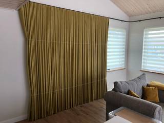 14m Electric Curtain Track with Iris Blackout Wave Curtain, Direct Fabrics Direct Fabrics クラシックデザインの リビング