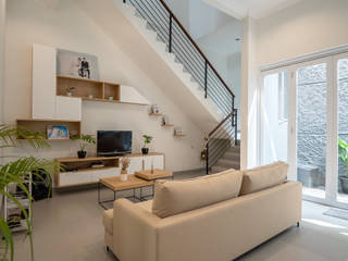 Interior Tomang House, PT Membangun Harapan Sukses PT Membangun Harapan Sukses Modern living room Plywood