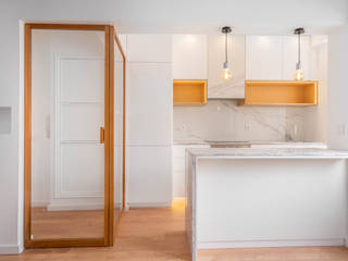 Remodelação total de apartamento com uma Área de 50m2, FEMMA Interior Design FEMMA Interior Design Kitchen units Marble White