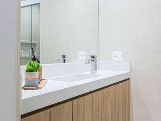 Apartamento Pequeno Moderno e Clean de Jovem Casal, Mirá Arquitetura Mirá Arquitetura Modern bathroom Wood Wood effect
