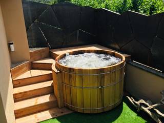 Bañera de hidromasaje 150cm de Cedro en terraza casa rural, CASÁRBOL CASÁRBOL Bedrijfsruimten Massief hout Bont