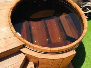 Bañera de hidromasaje 150cm de Cedro en terraza casa rural, CASÁRBOL CASÁRBOL Bedrijfsruimten Massief hout Bont