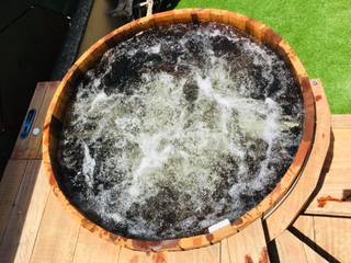 Bañera de hidromasaje 150cm de Cedro en terraza casa rural, CASÁRBOL CASÁRBOL Bedrijfsruimten Massief hout Bont