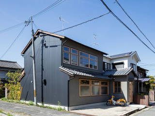 Sukima House, YYAA 山本嘉寛建築設計事務所 YYAA 山本嘉寛建築設計事務所 Small houses Iron/Steel Black