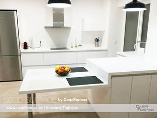 Cocina blanca completa con elementos Solid Surface., CarpiFormas CarpiFormas Cozinhas embutidas