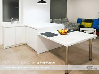 Cocina blanca completa con elementos Solid Surface., CarpiFormas CarpiFormas Cozinhas embutidas