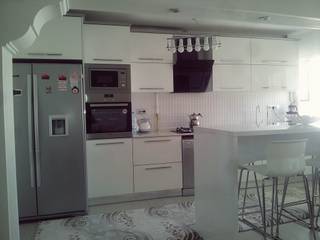 Akrilik High Gloss Kapak Beyaz Mutfak Dolabı Kuvars malzeme Tezgah Amerikan Mutfak, ALTİNELLER MUTFAK ALTİNELLER MUTFAK Modern kitchen لکڑی پلاسٹک جامع
