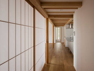 大屋根の家, TRANSTYLE architects TRANSTYLE architects Modern Corridor, Hallway and Staircase