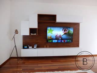 Centro TV - Parota + MDF blanco, Bombilla Taller de diseño Bombilla Taller de diseño Eklektik Oturma Odası İşlenmiş Ahşap Şeffaf