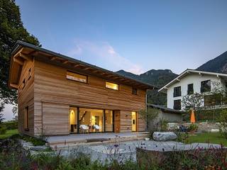 Modernes Holzhaus in Marquartstein, Lebensraum Holz Lebensraum Holz Casas unifamilares Madeira Acabamento em madeira