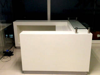 MUEBLE RECEPCIÓN HUERFANOS, AOG AOG Commercial spaces Plywood White