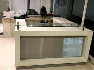 MUEBLE RECEPCIÓN HUERFANOS, AOG AOG Office spaces & stores Plywood White