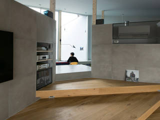 擁壁上の住処, Ginga architects Ginga architects Moderne woonkamers Beton