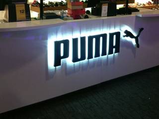 CORNERS: PUMA, EA ARCHITECTURE & FURNITURE EA ARCHITECTURE & FURNITURE พื้นที่เชิงพาณิชย์