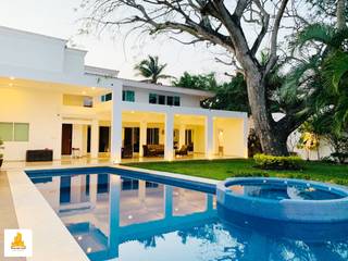 Se Vende Residencia con Alberca y Embarcadero en El Estero-Veracruz, Inmobiliaria Zona Dorada Inmobiliaria Zona Dorada Case in stile tropicale Marmo