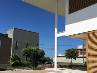 Casa Moderna em Condomínio - Boulevard Lagoa, ARUS Associados Ltda. ARUS Associados Ltda. Bitişik ev Demir/Çelik