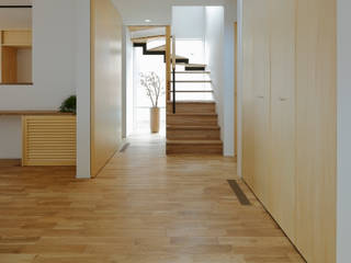猫と暮らす家, アトリエdoor一級建築士事務所 アトリエdoor一級建築士事務所 Modern corridor, hallway & stairs Wood Brown