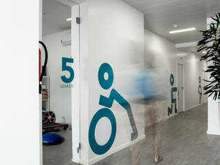 + Fisio | Fisioterapia e Saúde Integrada, Projecto 84 Projecto 84 Estudios y despachos de estilo moderno