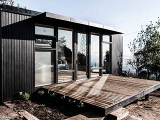 Estudio / Casa de invitados Lo Cañas, MACIZO, ARQUITECTURA EN MADERA MACIZO, ARQUITECTURA EN MADERA Modern balcony, veranda & terrace Wood Wood effect