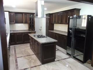 Island kitchen in Solidwood finish, Hoop Pine Interior Concepts Hoop Pine Interior Concepts Kitchen units Solid Wood Multicolored