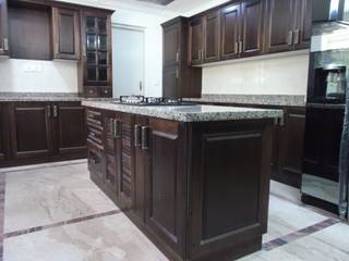 Island kitchen in Solidwood finish, Hoop Pine Interior Concepts Hoop Pine Interior Concepts Кухонні прилади Масив Різнокольорові