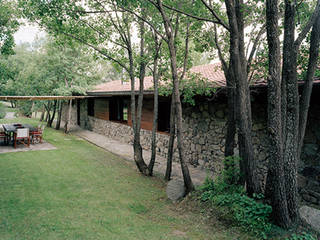 Diseño y construcción de vivienda en la Cerdanya, SANTI VIVES ARQUITECTURA EN BARCELONA SANTI VIVES ARQUITECTURA EN BARCELONA Terrace Wood Wood effect