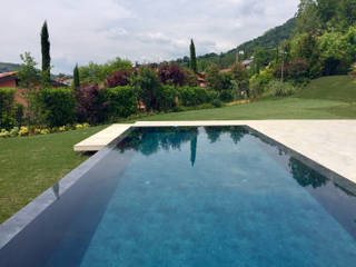 Piscina con pareti in vetro sulle colline bergamasche, Water & Wellness srl Water & Wellness srl Infinity pool