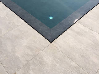 Piscina con pareti in vetro sulle colline bergamasche, Water & Wellness srl Water & Wellness srl สระว่ายน้ำอินฟินิตี้