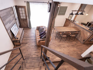 ヴィンテージカフェスタイルの家, クローバーハウス クローバーハウス ラスティックデザインの リビング 木 木目調
