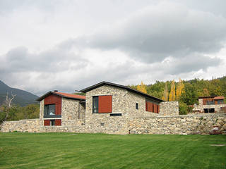 Diseño y construcción de una vivienda en la Cerdanya, SANTI VIVES ARQUITECTURA EN BARCELONA SANTI VIVES ARQUITECTURA EN BARCELONA Casas unifamilares Piedra