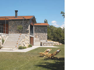 Diseño y construcción de una vivienda en la Cerdanya, SANTI VIVES ARQUITECTURA EN BARCELONA SANTI VIVES ARQUITECTURA EN BARCELONA Giardino roccioso Pietra