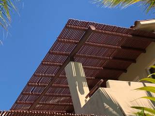 Pérgola tipo tronco, Resinas del Pacifico Resinas del Pacifico Rustic style balcony, veranda & terrace