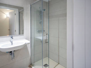 Reforma integral en calle Alfons XII de Barcelona, Grupo Inventia Grupo Inventia Modern Bathroom Tiles Beige
