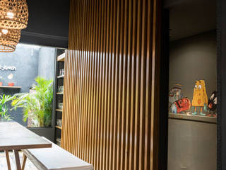 Obra Restaurante Picar es Humano, Bhavana Bhavana Commercial spaces Wood-Plastic Composite Grey