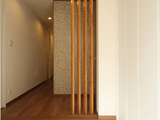 コルクBOXの家, 三浦喜世建築設計事務所 三浦喜世建築設計事務所 Minimalist corridor, hallway & stairs Tiles Wood effect