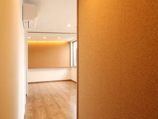 コルクBOXの家, 三浦喜世建築設計事務所 三浦喜世建築設計事務所 Modern Corridor, Hallway and Staircase Cork Wood effect