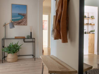 V+N Apartment - Oeiras, MUDA Home Design MUDA Home Design Scandinavian style corridor, hallway& stairs