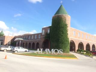 Colegio Álamos Cancún , CESAR MONCADA SALAZAR (L2M ARQUITECTOS S DE RL DE CV) CESAR MONCADA SALAZAR (L2M ARQUITECTOS S DE RL DE CV) Espacios comerciales