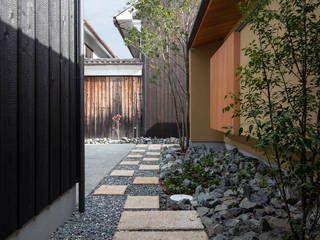 大屋根の家, FOMES design FOMES design Asian style houses