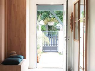 Réhabilitation d'une maison à Ambarès-et-Lagrave, Agence boÔbo Agence boÔbo Scandinavian style corridor, hallway& stairs Wood White