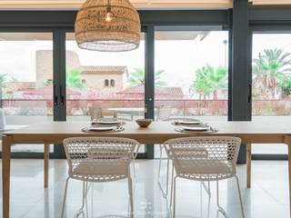 Interiorismo de estilo mediterráneo y diseño de cocina en apartamento (casa en la playa), ARREL arquitectura ARREL arquitectura Dining roomTables Than củi
