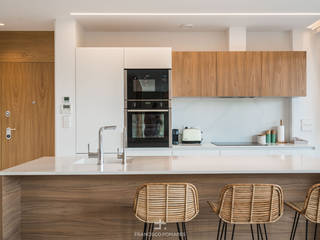 Interiorismo de estilo mediterráneo y diseño de cocina en apartamento (casa en la playa), ARREL arquitectura ARREL arquitectura Built-in kitchens Wood