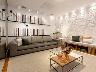 Sala de estar com inspiração brasileira com parede de tijolinho branco, ZOMA Arquitetura ZOMA Arquitetura Moderne Wohnzimmer