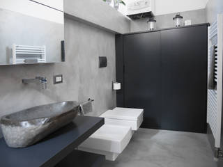 un bagno grigio, studio di progettazione architetto caterina martini studio di progettazione architetto caterina martini Modern style bathrooms