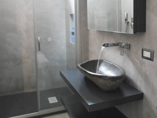 un bagno grigio, studio di progettazione architetto caterina martini studio di progettazione architetto caterina martini ห้องน้ำ