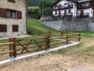 staccionata legno con cancello ONLYWOOD Giardino in stile rustico